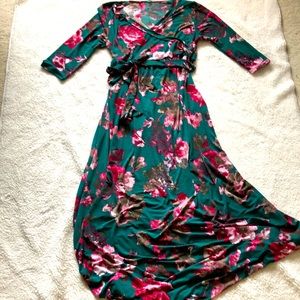 Lovely maxi dress with 3/4 sleeves and a tie waist
